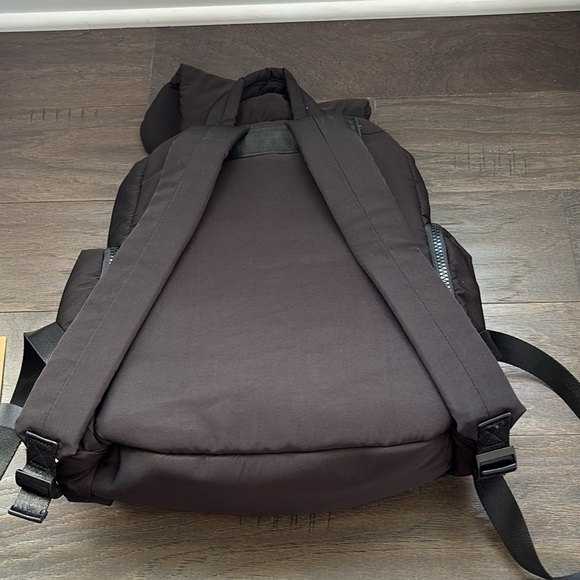 Bearpaw Puffer Flap Top Snap & bungee pull,side zip pockets,padded laptop sleeve - Picture 6 of 12